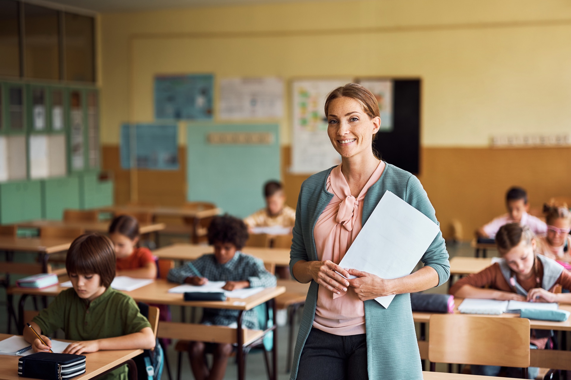 Verbeamtete Lehrerin im Klassenzimmer – Beihilfe-Bemessungssatz nach Bundesland für die private Krankenversicherung