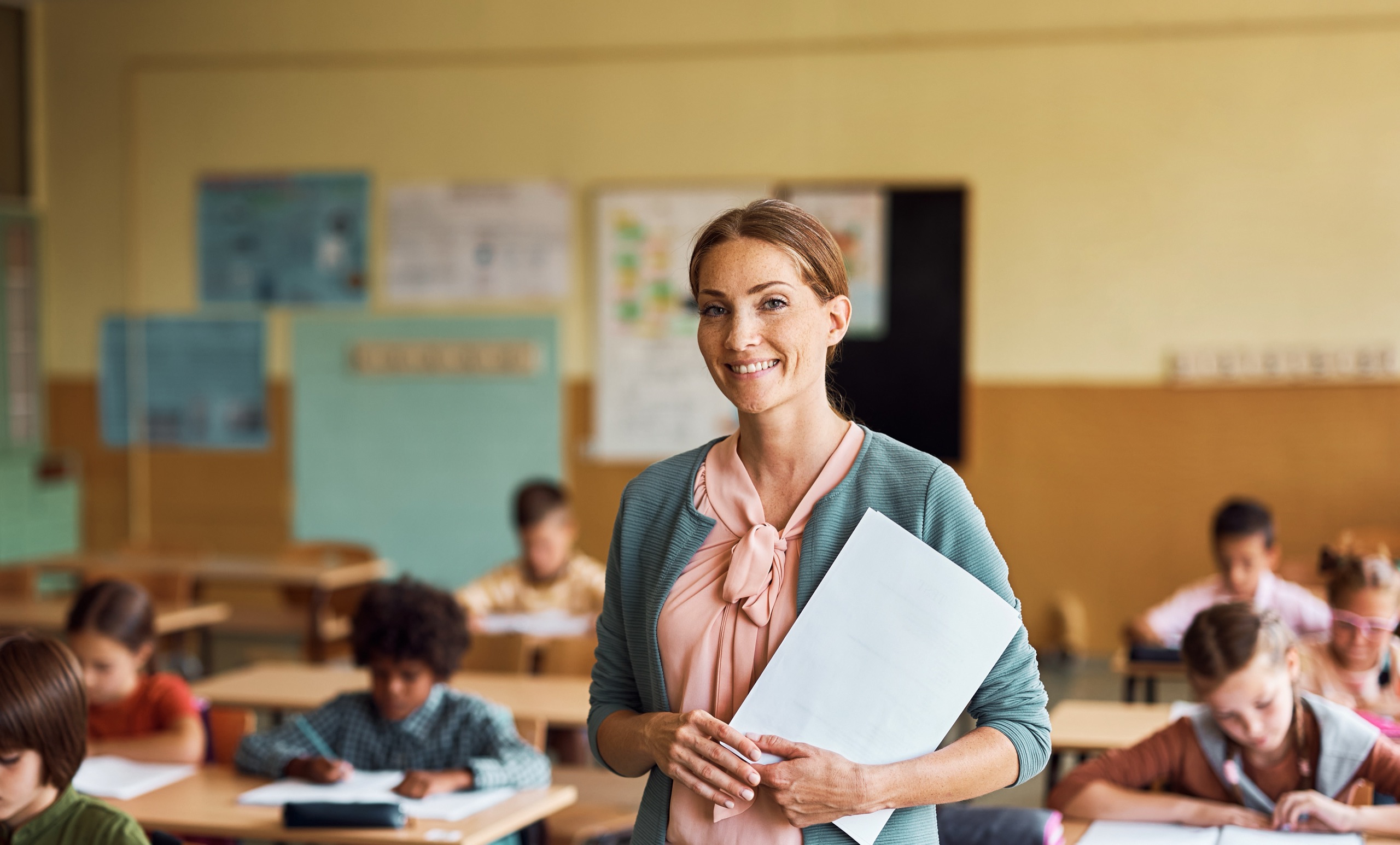 Lehrerin im Klassenzimmer – private Krankenversicherung mit Beihilfe für Lehrer