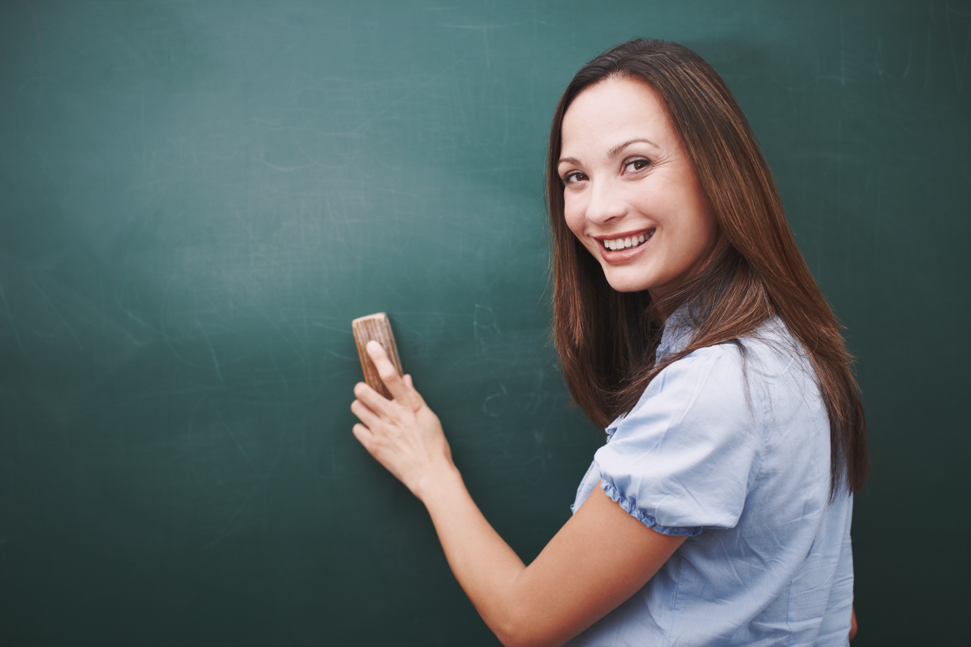 Lehrerin an der Tafel – Versicherungsleistungen für Lehrer und Referendare
